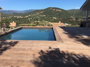 LA PISCINE EST EN HAUTEUR OFFRANT UNE VUE SPLENDIDE SUR LES MONTAGNES