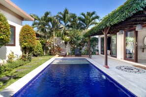 garden and pool 