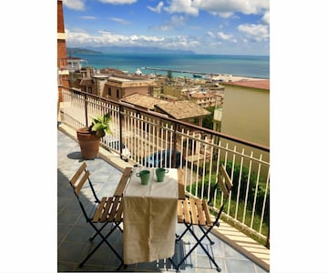 Comfortable apartment with terrace overlooking the sea, near the beach and the city center
