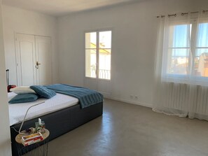 Lit 160cm avec vue sur les toits et mer