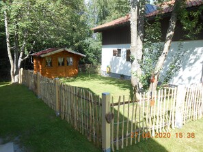 Eingezäunter Garten mit Gartenhaus