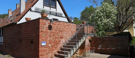 Frontalansicht, Terrasse und Parkplatz