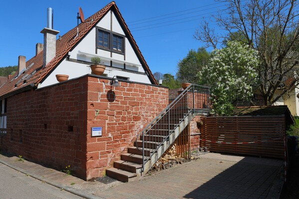 Frontalansicht, Terrasse und Parkplatz