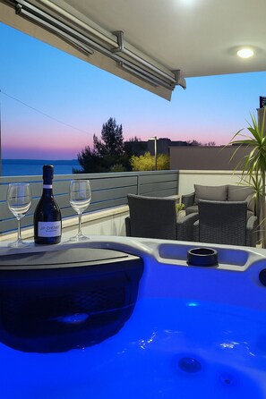 Outdoor spa tub