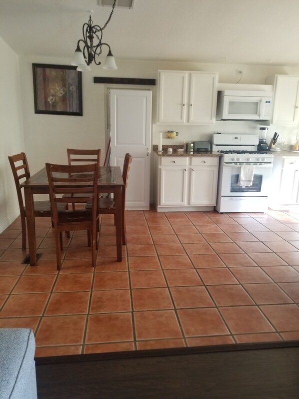 kitchen/dining room 