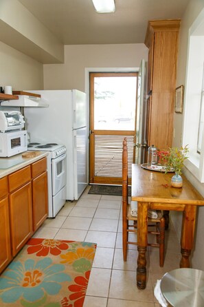 Flooring, Floor, Indoors, Hardwood, Room