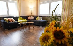 Ferienwohnung Sonnenblume mit Küche und überdachter Terrasse-Wohnzimmer