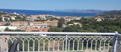 Très belle terrasse de 35m2 sans vis à vis vue sur mer et le port d'ile Rousse