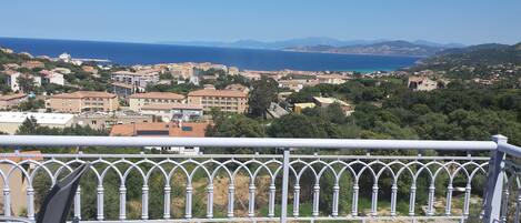 Très belle terrasse de 35m2 sans vis à vis vue sur mer et le port d'ile Rousse