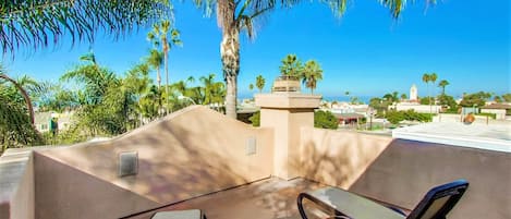 Roof-top ocean view deck