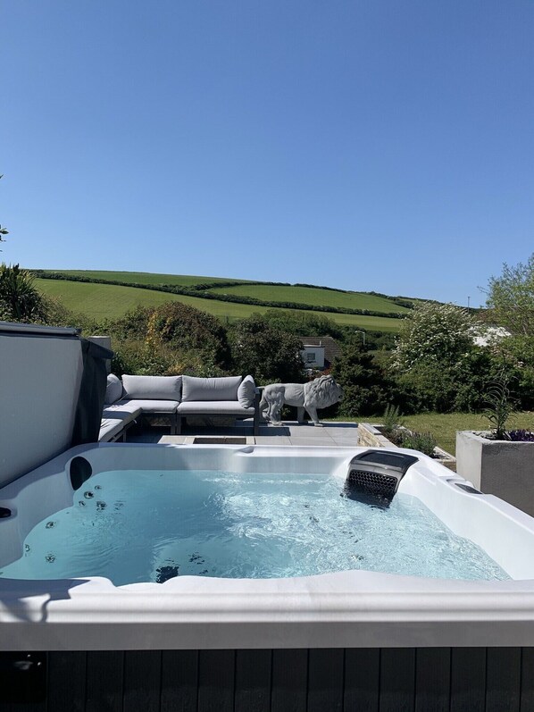 Outdoor spa tub