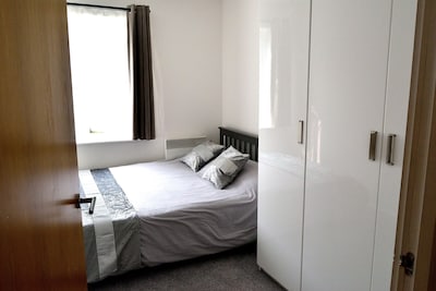 Luxury Serviced Heathrow Airport,2 Bed Apartment,Free Parking+Gym