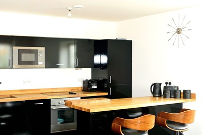 Luxury Serviced Heathrow Airport,2 Bed Apartment,Free Parking+Gym