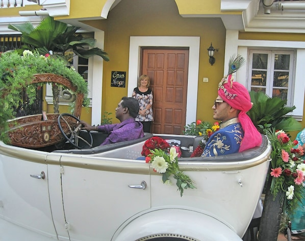 Indian Wedding passing Casa Jorge - an exceptional event