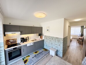 moderne Küchenzeile mit Backofen