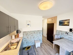 Küchenzeile mit Blick auf die Garderobe