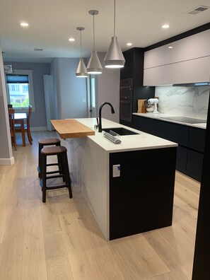 Kitchen: island with bar and stools