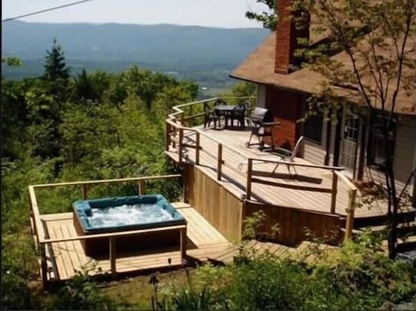 A soak above the clouds! Experience mountain living at its finest, complete with a 4-person hot tub.