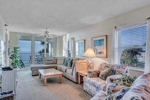 JC Resorts - Vacation Rental - Hamilton House 205 - Indian Rocks Beach – Living Room 1