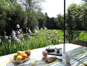 Terrasse privée avec salon de jardin et transats