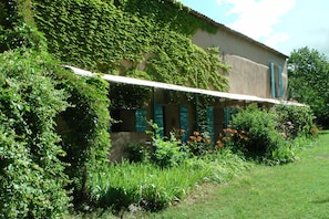 Aile sud du moulin : terrasses privées ombragées (gßtes Eglantier et Noisetier)