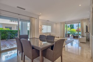 dinning area : Alcazaba Beach Apartment / 3 bedrooms / 3 bathrooms / sleeps 6.