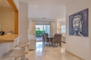 Alcazaba Beach Apartment / 3 bedrooms / 3 bathrooms / sleeps 6. Costa del Sol