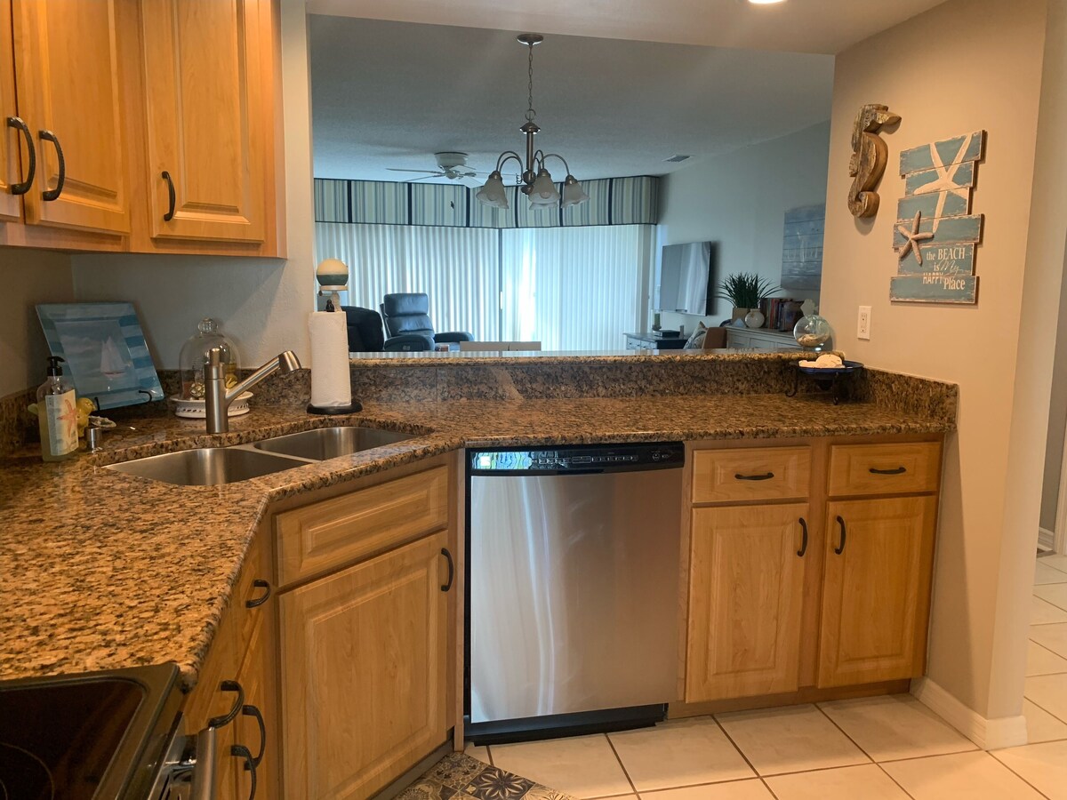 SUPER CLEAN @ Sunbow Bay. Sleeps 6, easy walk to gulf/groceries, nice amenities!