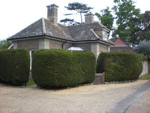 Beautifully renovated gatehouse 4 minute walk from the beach