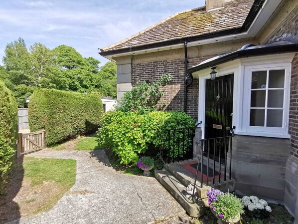 Beautifully renovated gate house 4 minute walk from the beach