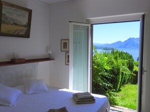 Schlafzimmer mit See- und Panoramablick