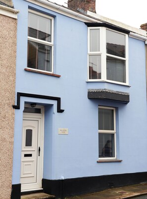 Tenby Cottage, Close to Beach
