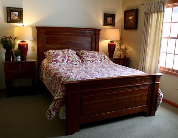 Bedroom, queen size bed 
