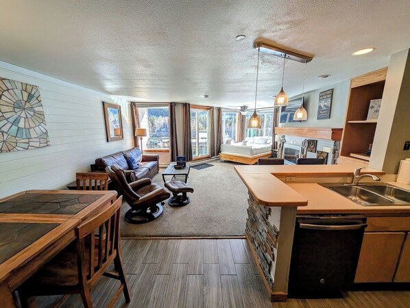 Gorgeous Studio Condo in Lakeside Village