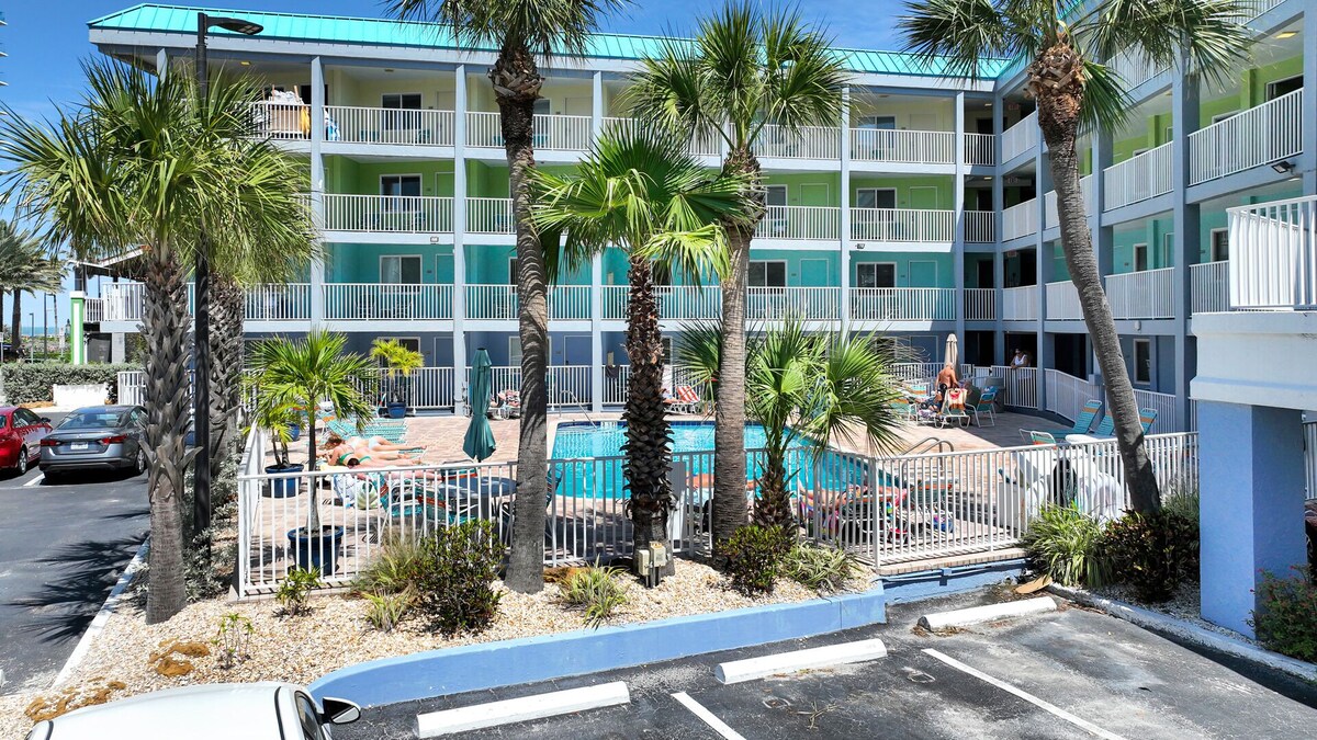 Pelican Pointe 112:Walk to Beach~Pool~Free Parking
