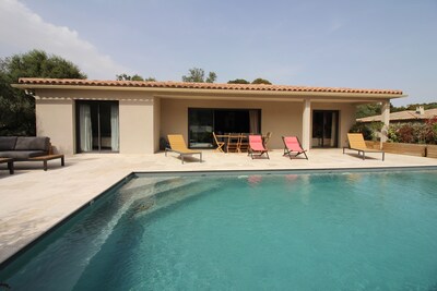 Villa con piscina climatizada a 10 minutos de Porto Vecchio en una zona tranquila.