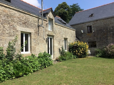 Pretty stone cottage with private patio in glorious countryside