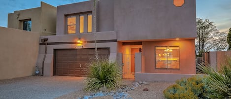 Charming Home in the NE Heights. Great views of the Balloon Fiesta Park.