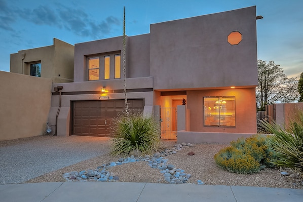 Charming Home in the NE Heights. Great views of the Balloon Fiesta Park.