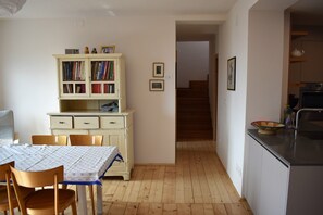 Soggiorno e vista scala per piano superiore