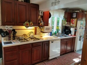 Kitchen: gas stove & oven, microwave, Keurig & drip coffee pots, fridge/freezer