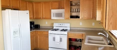 Fully stocked kitchen -- just bring the groceries!