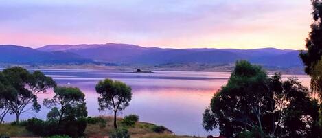 Guests at Edzell enjoy uninterrupted, panoramic views across Lake Jindabyne.