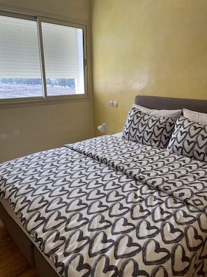 Chambre à coucher avec un grand lit double.