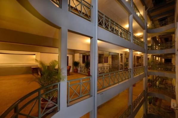 2 BR Apartment with Mountain View