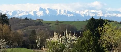 Vue sur les Pyrénées au Printemps des fenêtres des chambres