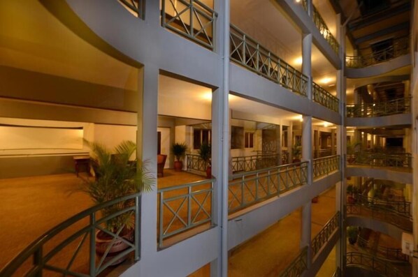 2 BR Apartment with Mountain View