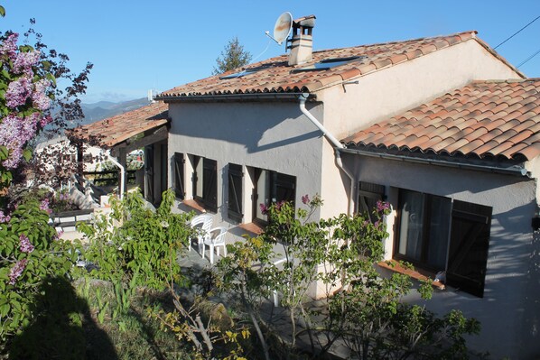 très belle villa sur un parc de 2000 M2 avec un barbecue