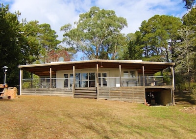 Private & tranquil waterfront house & property in Eildon's exclusive Taylor Bay
