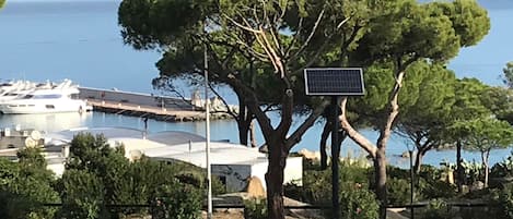 Vue imprenable de la maison sur la mer et le port 